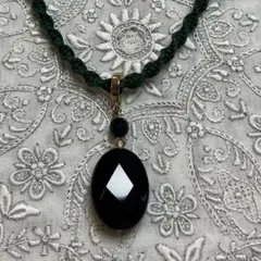 ペンダント　ブラックオニキス&緑のマクラメ編みネックレス