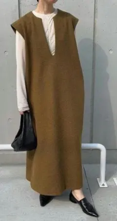 キーネックロングベストワンピース　カーキ　ニットワンピース　ジャンスカ