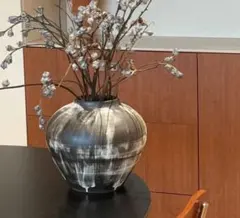 黒と白のストライプ陶器花瓶