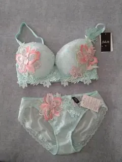 最終お値下げ　新品未使用　ワコール　サルート花柄ブラジャーショーツセット 2025年最新】サルート 44の人気アイテム - メルカリ