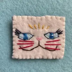 白猫　顔　猫のブローチ