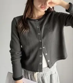 洗練された大人のカジュアル。配色指穴スナップボタンクロップドワッフルカーディガンのサムネイル