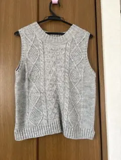 グレー ケーブル編み ニットベスト