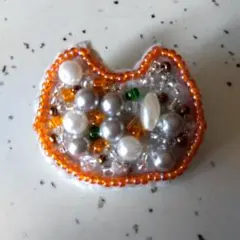 ビーズブローチ猫　オレンジ系　パール