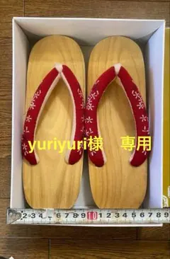 赤色鼻緒の花模様草履