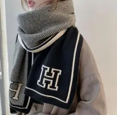 Hロゴ入り黒と白のマフラー