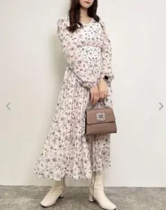 花柄Vネックプリーツワンピース