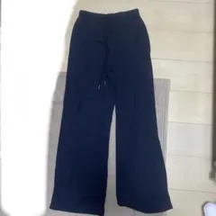 ブラックパンツ