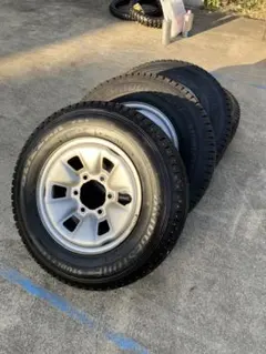 200系ハイエース純正 バリ山 2024年製 スタッドレス 195/80R15 - メルカリ