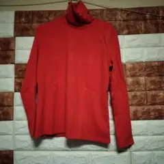 赤のタートルネック長袖トップス