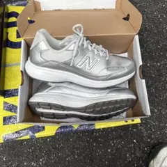 New Balance シルバー スニーカー