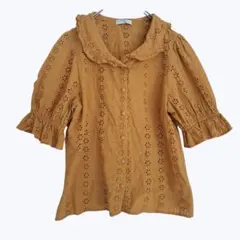 アースミュージック 刺繍レースブラウス フリル襟 コットン 五分袖 マスタード
