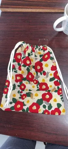 赤い花の布製巾着袋