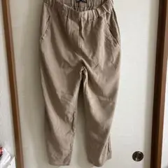 ベージュ チノパン