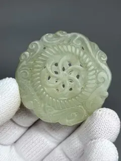 中古 和田玉 透かし彫り 菊花文佩 青玉 ペンダント 鑑定書付 CL0020 中古 和田玉 青玉透かし彫り菊花文佩 鑑定書付 中国美術 CL0020 - メルカリ