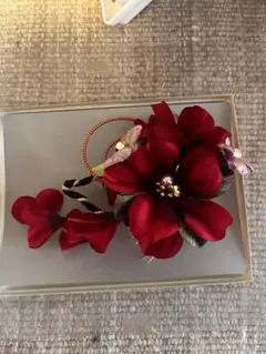 成人式に一度使用　赤い花の髪飾り 合成花