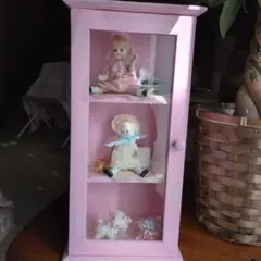 ピンクの木製人形ディスプレイケース