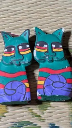 カラフルな猫の木製置物　2005