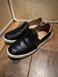 UGG 黒 レザー スリッポン　23 アグ　レディース
