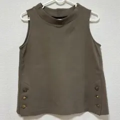 BAYFLOW トップス　カーキ　ゴールドボタン　ノースリーブのサムネイル