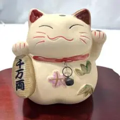 招き猫 置物 陶器製 白赤　千万両　小判　まねきねこ　鈴付き　縁起物　開運