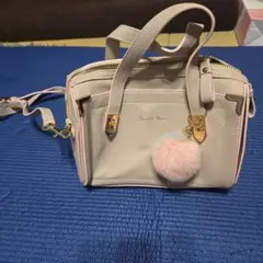 ベージュ ショルダーバッグ ファー付きチャーム