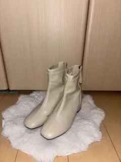 クリーム色ショートブーツ 中ヒール23.5cm