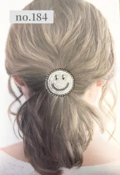 no. 184 ハンドメイド　白ニコちゃん×ビジュー　ビーズ刺繍　ヘアゴム