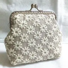 ハンドメイド　がま口ポーチ　小物入れ　刺繍花柄