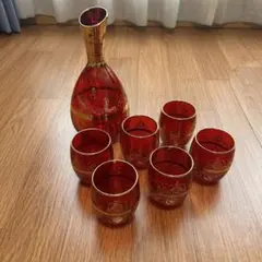 赤いガラス製デキャンタとグラスセット SANYU 赤色 ガラス デキャンタとグラスセット - メルカリ