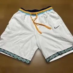 Nike DRI-FIT ホワイトショートパンツ　バスパン