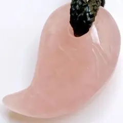 ローズクォーツ 勾玉 ネックレス 天然石 約30mm お守り①