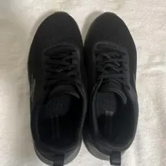 スケッチャーズ、レディース、軽量素材のブラックスニーカー