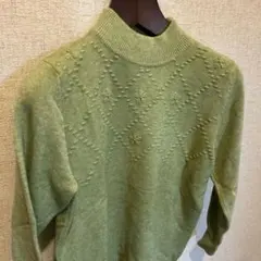 着楽美　明るい緑色の長袖ニットセーター