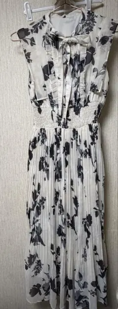 ノースリーブワンピース白