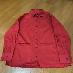 赤のボタンアップ長袖シャツ
