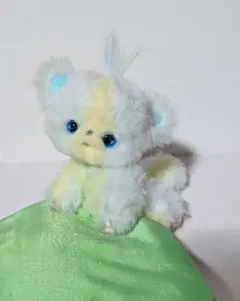白猫 ぬいぐるみ風 マスコット ケモノ 小物付き 現品 - メルカリ