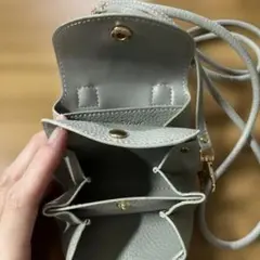グレーの合成皮革ミニ財布