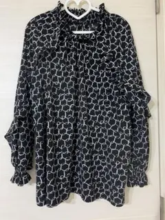 アンドラブ　フリル付き黒白シャツ