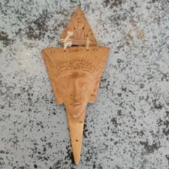 木製三角形ペンダント 彫刻顔付き