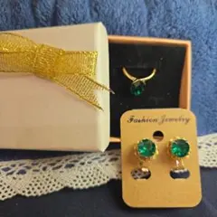 エメラルドグリーン イヤリングとリングセット