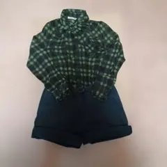 緑と黒のチェック柄ブラウスとダークグリーンショートパンツセットアップ