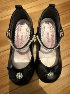 黒いリボン付きフォーマルシューズ