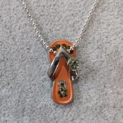 ハワイアンジュエリー ビーチサンダル型ペンダントネックレス(オレンジ)