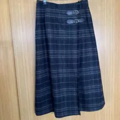 クチュールブローチ　 黒とグレーのチェック柄フレアスカート