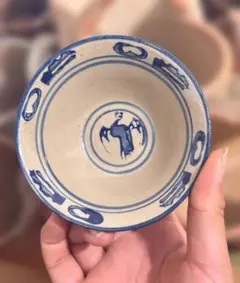 青い装飾の陶器皿