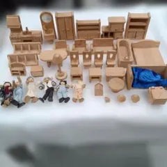木製ドールハウス家具セットと人形