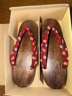 赤色花柄鼻緒の桐下駄