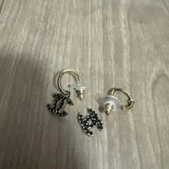 CHANEシャネル　ラインストーン　ピアス　ブラック×ゴールド　難ありのサムネイル