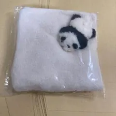 毛布の上で寝かせられている　赤ちゃんパンダのハンカチ　フェリシモ